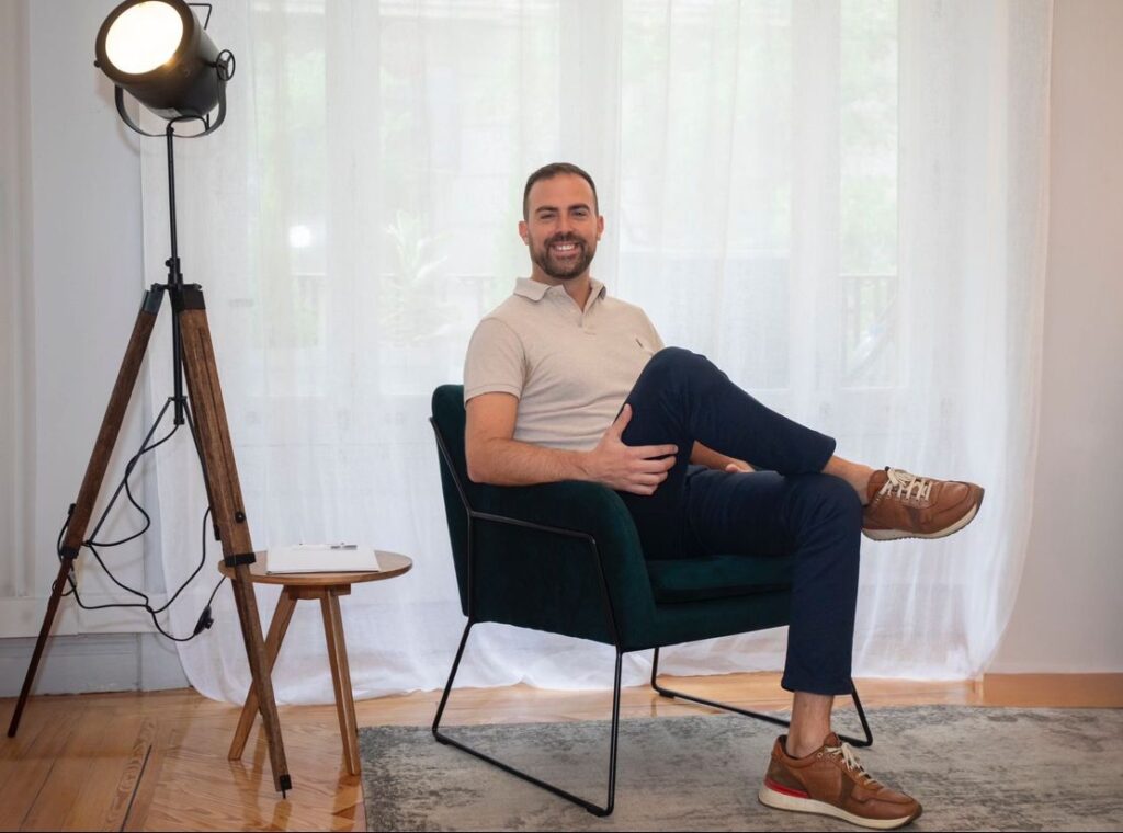 Psicólogo José Ponferrada sonriendo en su consulta, ofreciendo servicios de terapia psicológica en Madrid, presencial y online