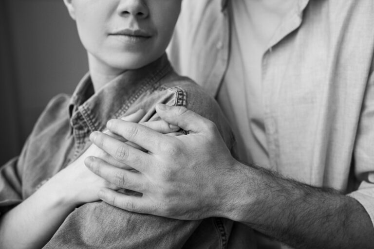 Mujer sola mirando al horizonte mientras procesa la pérdida de un ser querido.