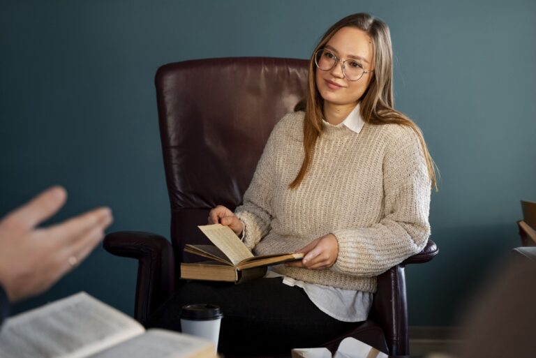 Psicóloga preparando materiales para la primera sesión con un nuevo paciente.