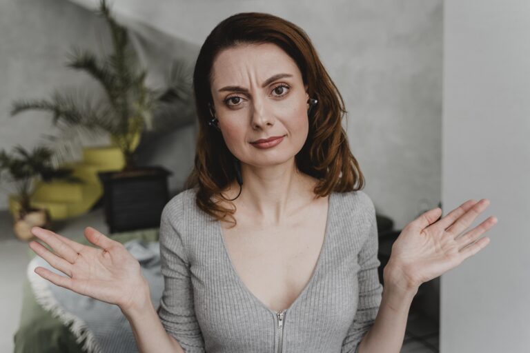 Mujer confundida, expresando la incertidumbre que se experimenta al llegar a los 40 y cuestionar el rumbo de la vida.